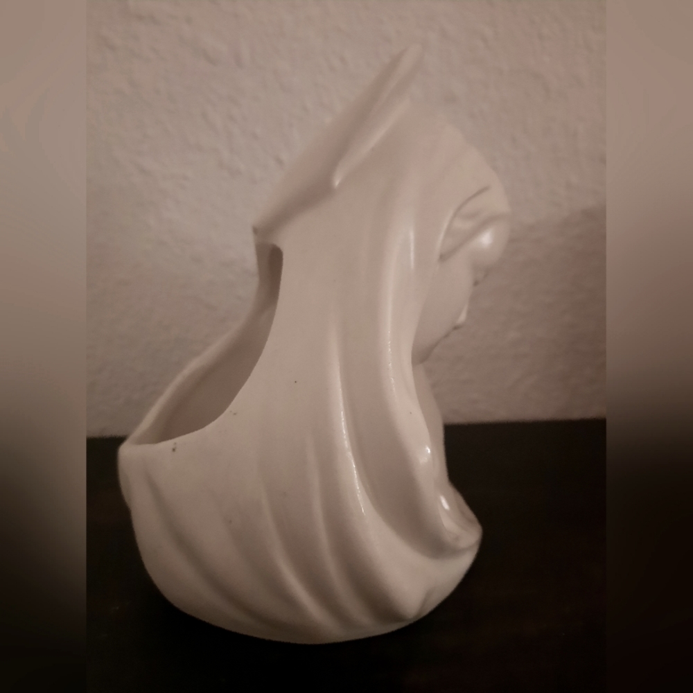 Praying Madonna Virgin Mary vase - Picture 2 of 5